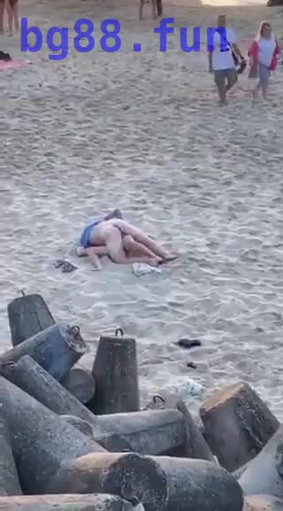 【有片】波蘭情侶海灘「當眾扑野」群眾指罵仍搖不停_最後男子忍不住拿起拖鞋怒打！.mp4