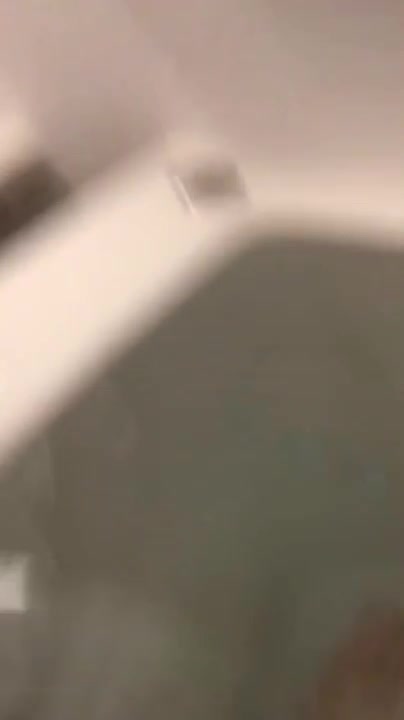 泄密坑闺蜜-巨乳女高中生跟闺蜜洗澡自拍被流出，奶子是真的大，长得也太可爱了.mp4