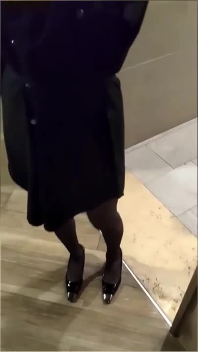 【真实勾搭巨乳气质美女老板】购物中心厕所操逼，紧张又刺激