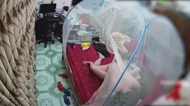 〖监控入侵真实刺激〗真实绿奴淫妻_IP河南商丘_真实勾搭隔壁老王，对话淫荡刺激 1.mp4