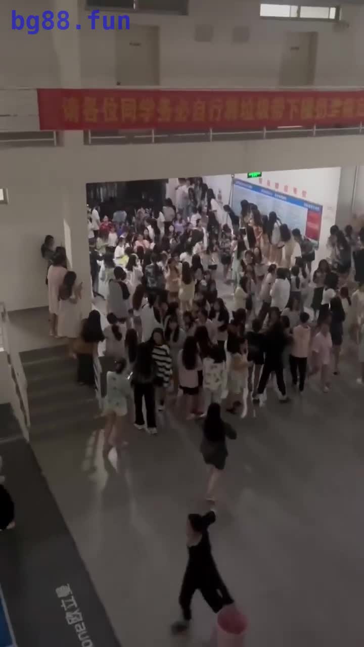 海南三亚学院又出一名为爱冲锋的勇士 男扮女装进女寝求复合！结果被电晕 抬出去了！笑不活了！！.mp4