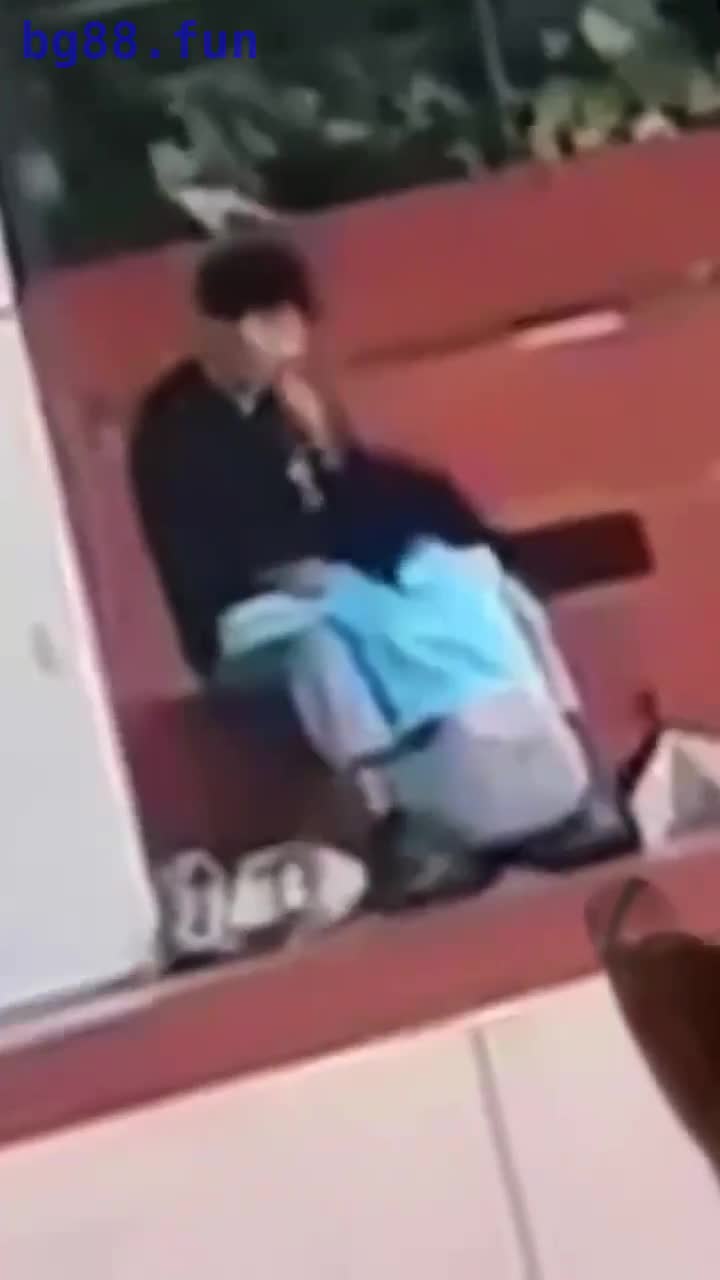 玩出新高度！陕西工业职业技术学院 小情侣看台吃鸡 边扇耳光边深喉 胆子真大！.mp4