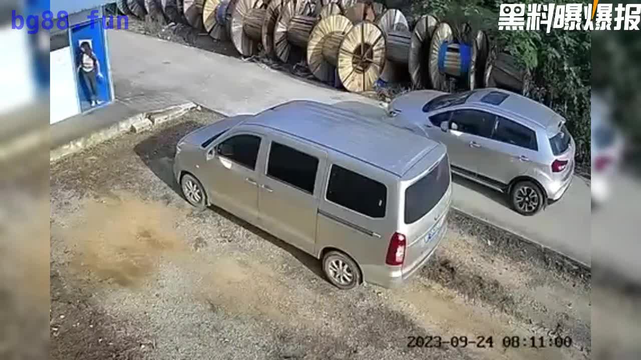 奸夫淫妇工地偷情 老公拿刀双杀 一刀击中要害当场死亡！.mp4